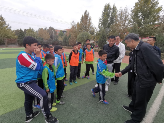 新闻稿:win007足球即时比分
援疆工作调研组赴新疆喀什调研足球援疆45.png