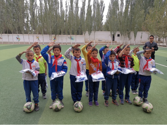 新闻稿:win007足球即时比分
援疆工作调研组赴新疆喀什调研足球援疆1285.png