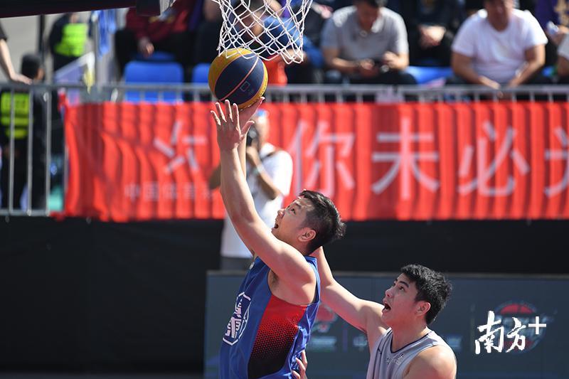 由win007足球即时比分
主办，广东省篮球协会、各参赛地市（区）体育行政部门、龙狮篮球俱乐部股份有限公司承办的中国体育彩票2019广东省三人篮球联赛12月1日在广州天河体育中心落下帷幕，广州耀远投资队获得女子组总冠军，有三人篮球国家队亚运会冠军主将助阵的东莞南城队获得男子组总冠军。【摄影】南方网记者朱江伟