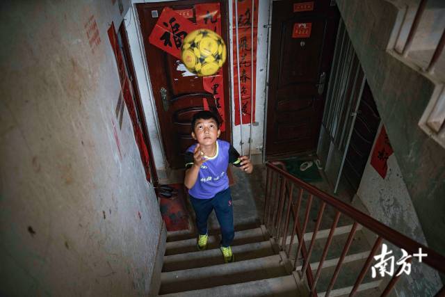 踢完球的艾力上楼回家，他和爸爸两个人住在疏附县的一个小区中。