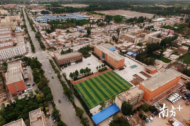 明德小学是疏附县的一所国际级足球示范学校，在县城中格外显眼。