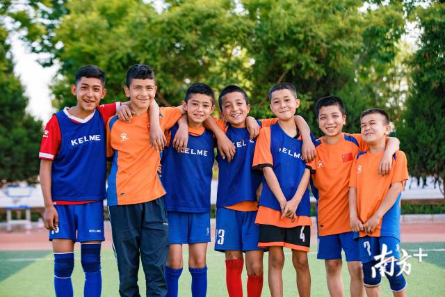 明德小学足球队的学生们，他们全部是当地的少数民族孩子。