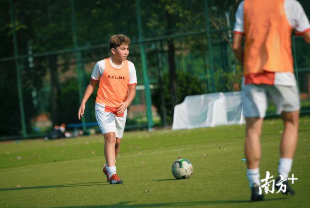 广东富力足球学校，依木然正在进行足球训练。