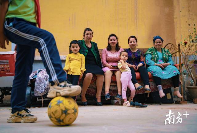 放学后，艾力和同学在小区的楼下踢球，吸引了邻居们的目光。