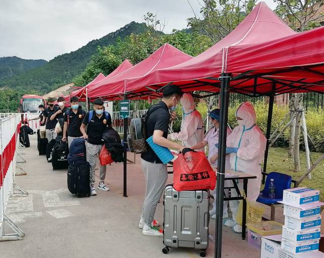 比赛前球员正在进行核酸检测。(市体育局供图) 比赛前球员正在进行核酸检测。(市体育局供图)