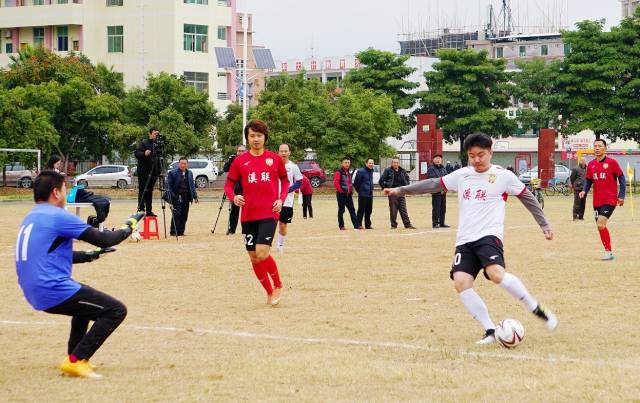 梅县区四镇十六村村级足球联赛激烈战况。(市体育局供图) 梅县区四镇十六村村级足球联赛激烈战况。(市体育局供图)
