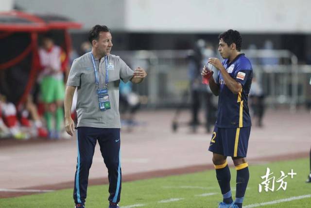 广州城新援吉列尔梅（右）助攻了球队打进的第二球