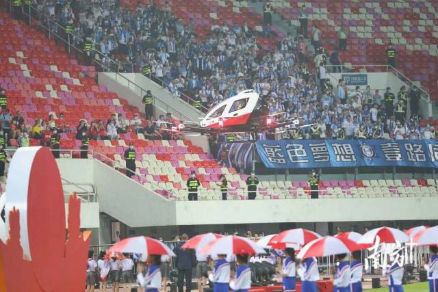 广州自研的载人无人机运送火神杯入场