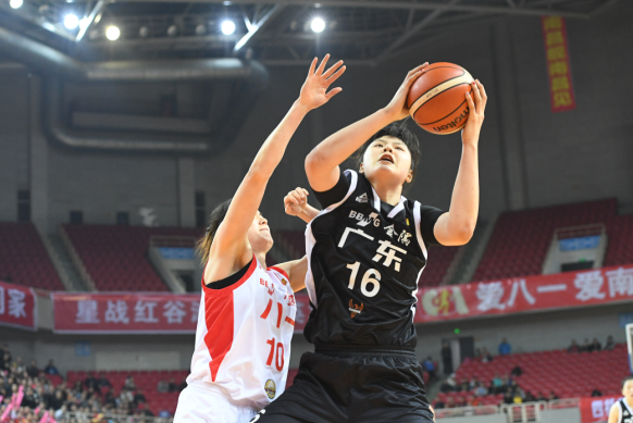 东莞新彤盛队球员李月汝（右）突破八一南昌队球员露雯的防守上篮.png