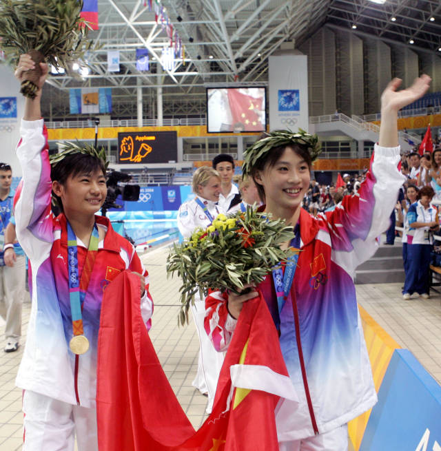 劳丽诗（左）获得雅典奥运会冠军。