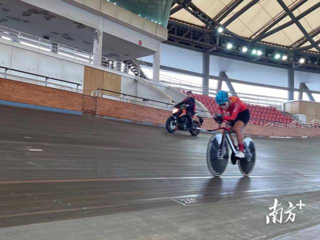 王小梅在训练。（粤残宣 供图）