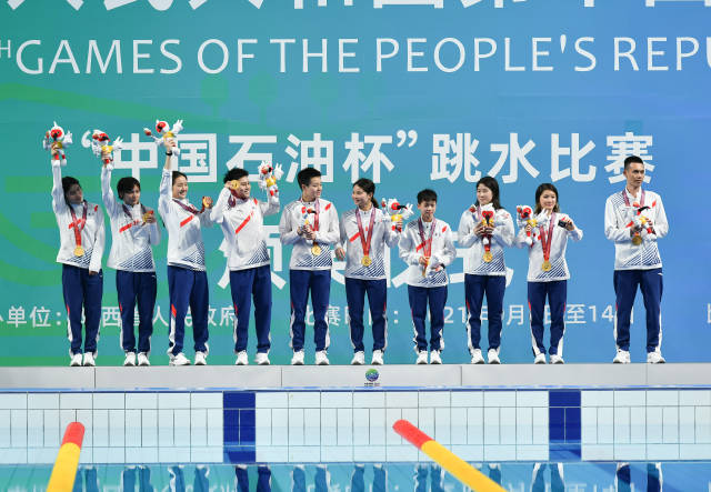 9月6日,广东队参加颁奖仪式。 新华社记者 张博文 摄 9月6日,广东队参加颁奖仪式。 新华社记者 张博文 摄