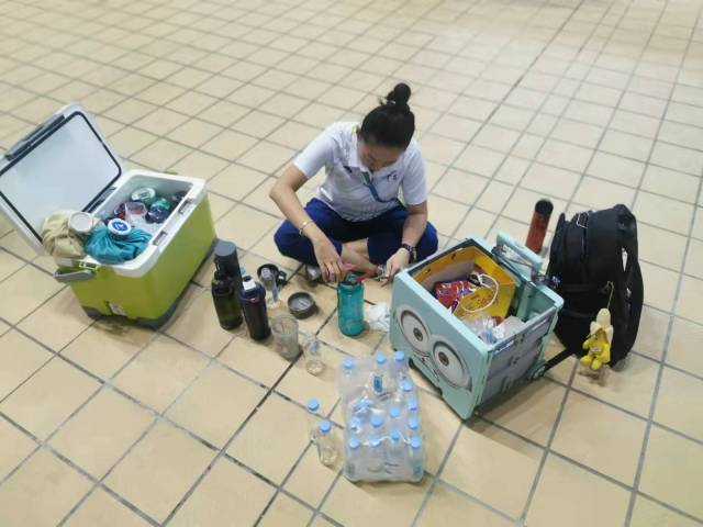 科研人员正在为运动员准备运动补剂。 科研人员正在为运动员准备运动补剂。