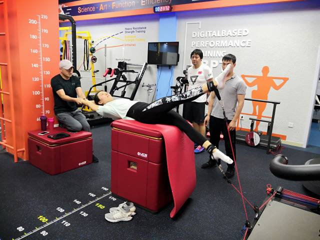 成绩的突破离不开科学的训练方式。 成绩的突破离不开科学的训练方式。