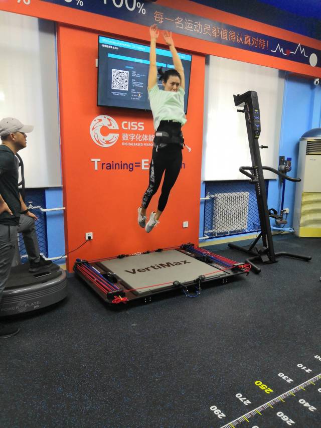 刘湘进行针对性的陆上训练。 刘湘进行针对性的陆上训练。