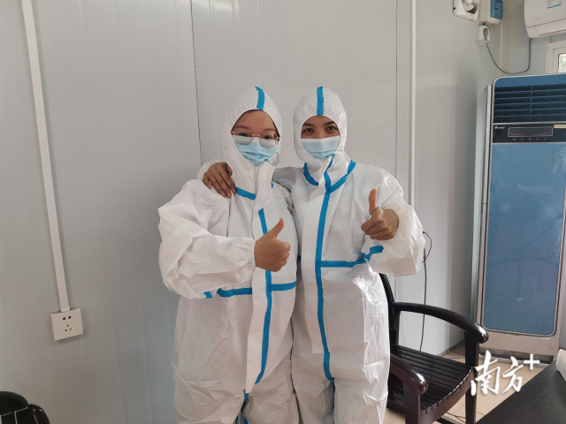 党员志愿者穿上防护服在疫情一线服务。