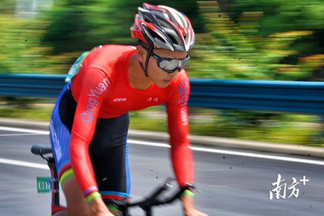 比赛当天,艳阳高挂,运动员尽情进行竞速比赛。梁素雅 摄 比赛当天,艳阳高挂,运动员尽情进行竞速比赛。梁素雅 摄