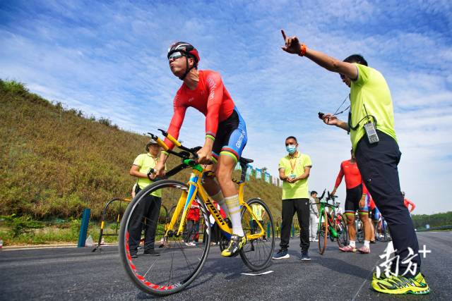 男子少年10公里个人计时赛选手准备出发。梁素雅 摄 男子少年10公里个人计时赛选手准备出发。梁素雅 摄