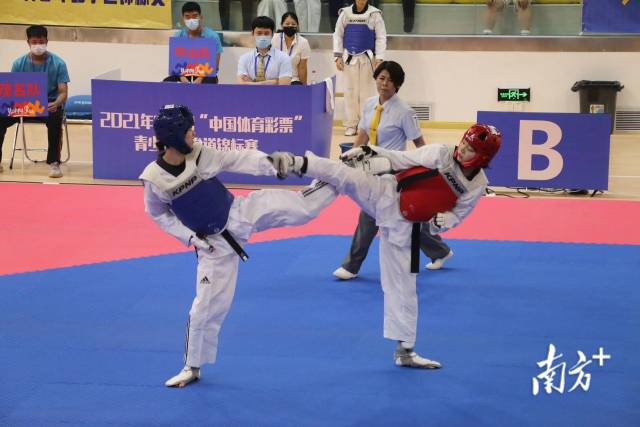 比赛场上,青少年运动员勇于拼搏。 南方+ 杨立轩 拍摄 比赛场上,青少年运动员勇于拼搏。 南方+ 杨立轩 拍摄