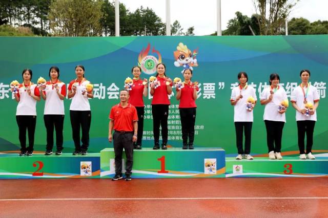 女子甲组60米反曲弓团体淘汰赛颁奖仪式。