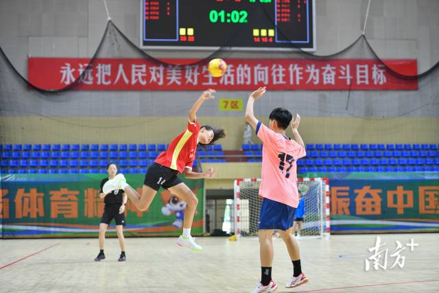 比赛中的球员们健步如飞。