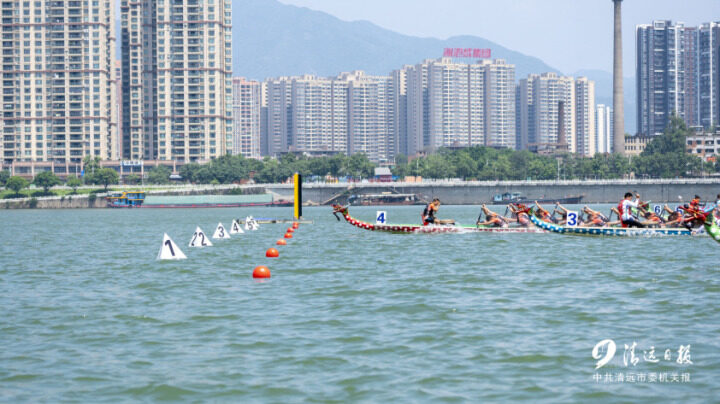 在男子组22人龙舟200米直道赛决赛上,4号赛道的清远队率先冲线、夺得第一名。