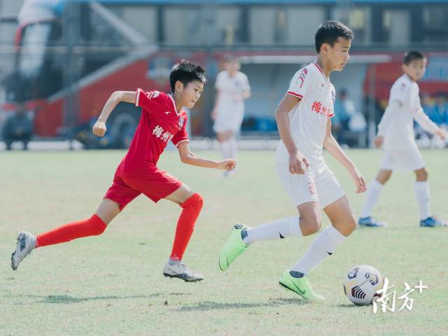 足球梦在青少年的心里扎根发芽。  受访者供图