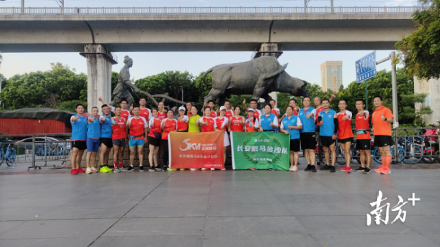 社会体育指导员在长安微马金沙分队开展技能指导服务活动