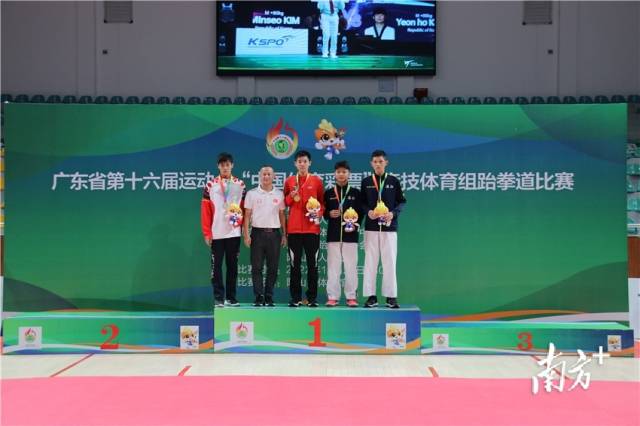 男子丙组58KG级前三选手颁奖现场。 男子丙组58KG级前三选手颁奖现场。