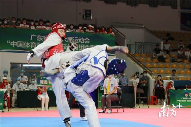 清远代表队运动员刘明昊(着红色护具)和对手激烈对抗。 清远代表队运动员刘明昊(着红色护具)和对手激烈对抗。