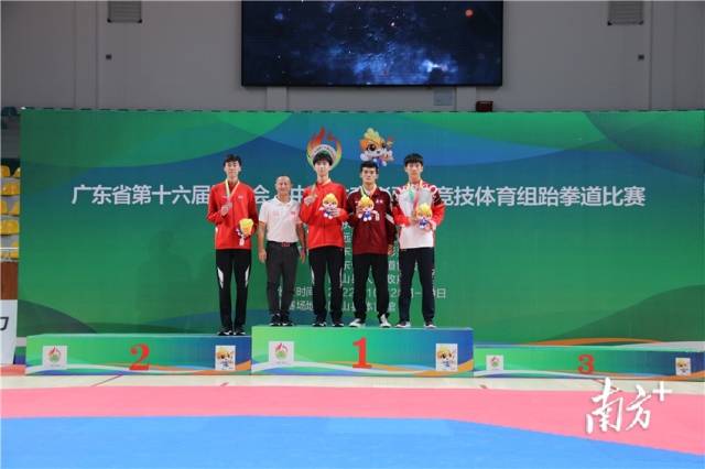 男子甲组68KG级前三选手颁奖现场。 男子甲组68KG级前三选手颁奖现场。