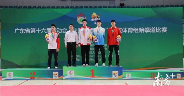 男子甲组74KG级前三选手颁奖现场。 男子甲组74KG级前三选手颁奖现场。