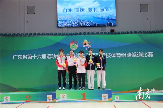 女子乙组59KG级颁奖现场。 女子乙组59KG级颁奖现场。