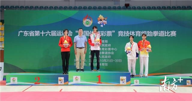 女子甲组46KG级前三选手颁奖现场。 女子甲组46KG级前三选手颁奖现场。