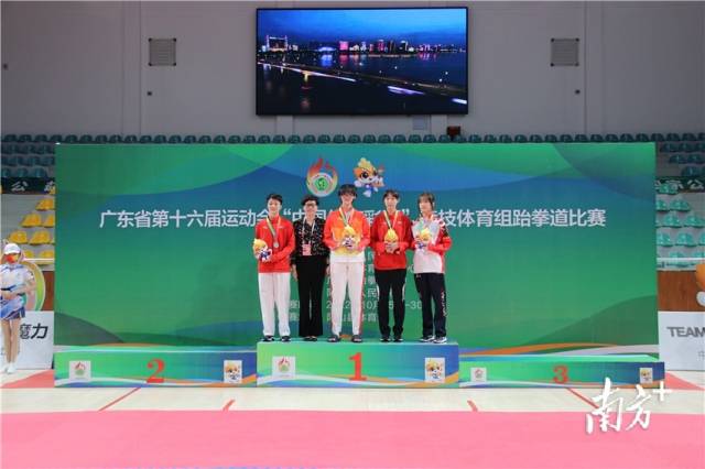 女子甲组+62KG级前三选手颁奖现场。 女子甲组+62KG级前三选手颁奖现场。