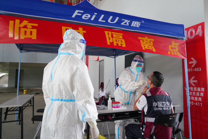 10月30日，观众出现红码人员（密切接触者），医务人员对其进行核酸隔离。清远日报记者 邱炜民 摄