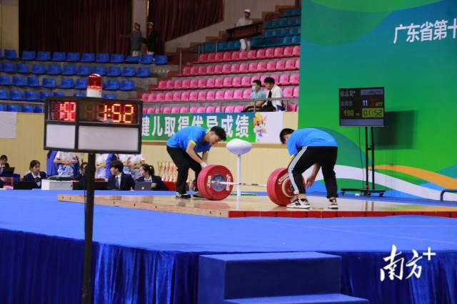选手上台间隙,工作人员更换重量。陈立楷 摄 选手上台间隙,工作人员更换重量。陈立楷 摄