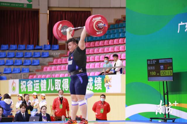 在男子甲组89公斤以上级项目上,徐志昊挑战190公斤挺举成功。陈立楷 摄 在男子甲组89公斤以上级项目上,徐志昊挑战190公斤挺举成功。陈立楷 摄