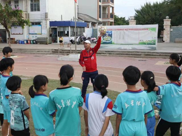 朱伟珍为赤坎女足工作了近40年 南方+ 仇敏业 拍摄