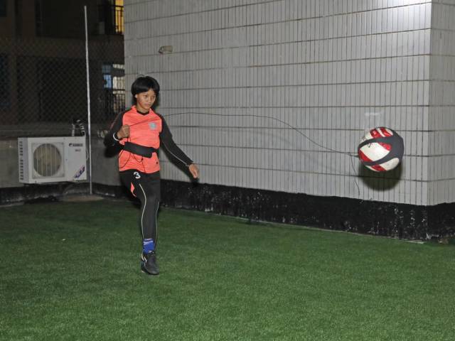 郭凯溶在自家楼顶的球场训练 南方+ 仇敏业 拍摄