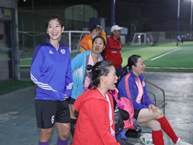 “妈妈足球队”仍活跃在足球场 南方+ 仇敏业 拍摄