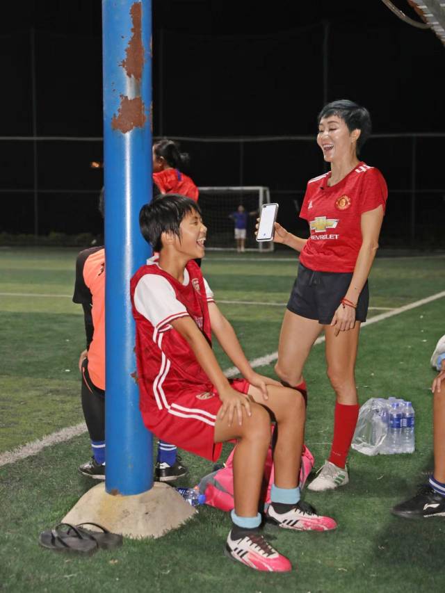 汤静怡通过足球,把快乐传递给小球员 南方+ 仇敏业 拍摄