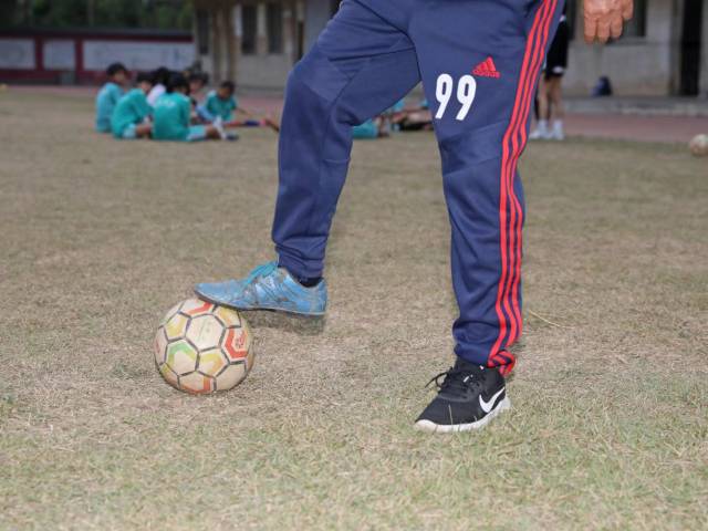 因患严重的筋膜炎,郭伟珍的左脚已无法穿足球鞋 南方+ 仇敏业 拍摄