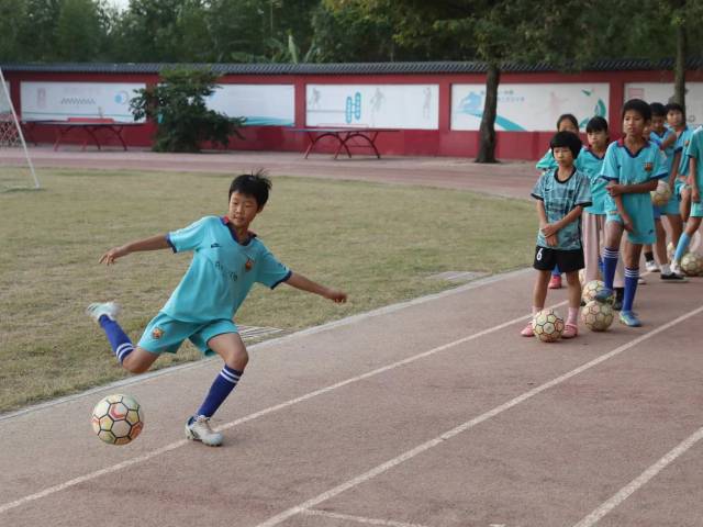 小球员在学校训练 南方+ 仇敏业 拍摄