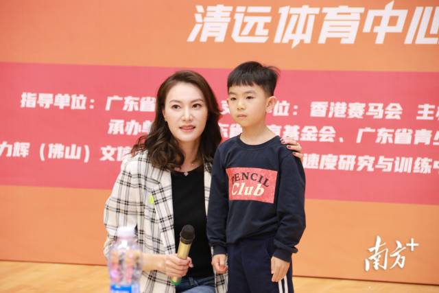 在活动现场,谢杏芳与小球迷进行交流、合影。陈立楷 摄 在活动现场,谢杏芳与小球迷进行交流、合影。陈立楷 摄