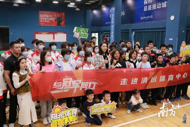 谢杏芳与现场观众们和工作人员合影留念,陈立楷 摄 谢杏芳与现场观众们和工作人员合影留念,陈立楷 摄