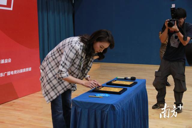 谢杏芳在特制印泥上按下自己的手印并签字。陈立楷 摄 谢杏芳在特制印泥上按下自己的手印并签字。陈立楷 摄