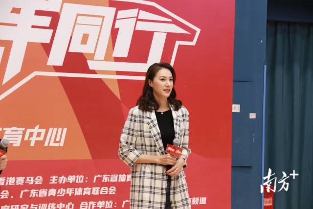 广州籍羽毛球世界冠军谢杏芳与在座现场观众讲述冠军故事、分享带娃心得。陈立楷 摄 广州籍羽毛球世界冠军谢杏芳与在座现场观众讲述冠军故事、分享带娃心得。陈立楷 摄