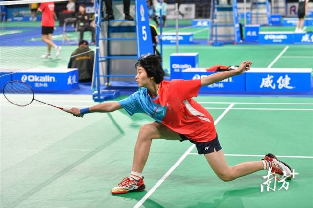 省运会羽毛球比赛现场，东莞队员欧元玥飞身救球，姿态舒展。曾亮超 摄