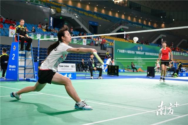 省运会羽毛球比赛现场，清远队员与汕头队员双方展开激烈交锋。曾亮超 摄